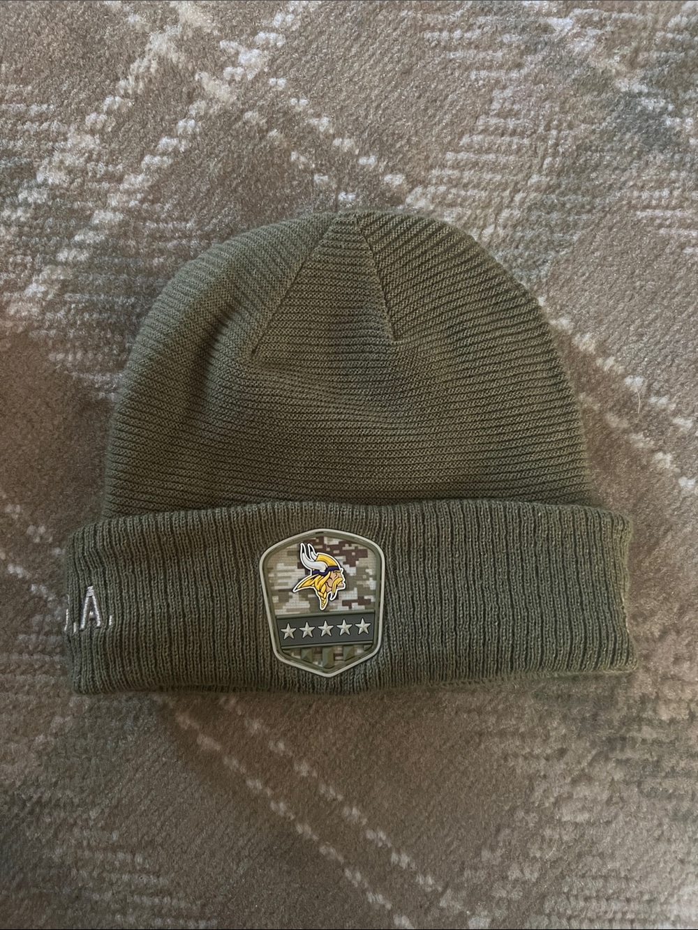 New Era Minnesota Vikings salute to veterans green beanie hat cancer ribbon NFL